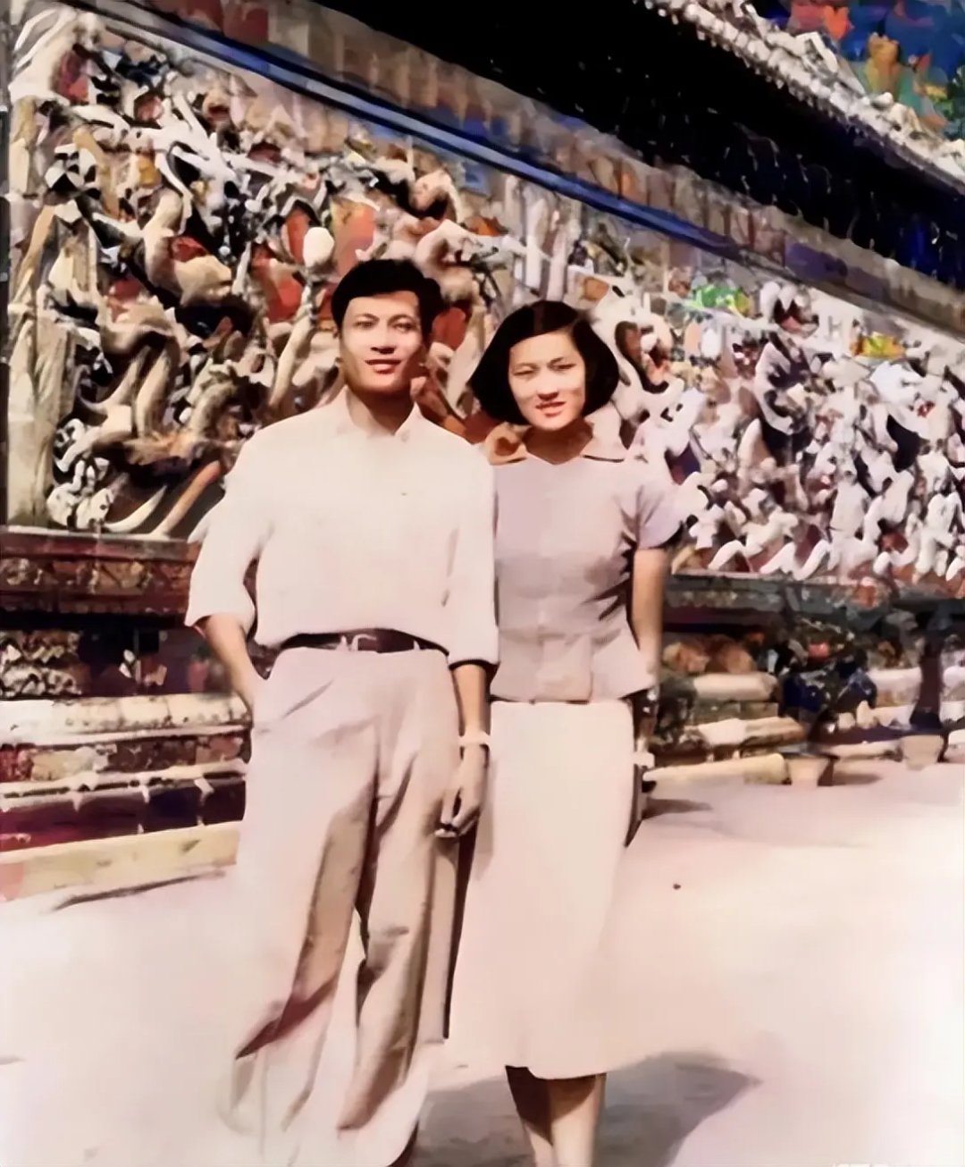 洪晃的父亲洪君彦年轻时有多帅？1950年在大学留影，那年他18岁气质非凡！ ​​