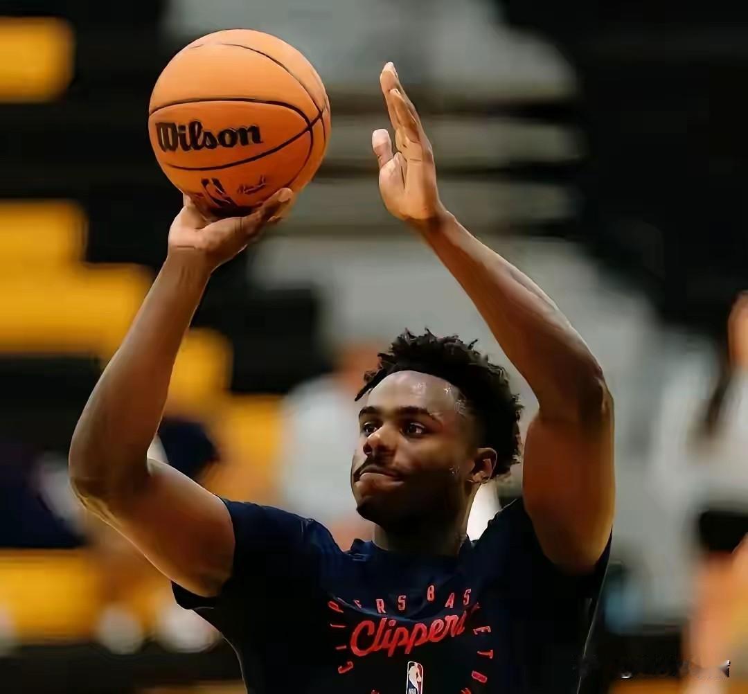 有消息传出，快船拒绝执行科比 - 布朗明年的球队选项。明年休赛期，布朗将成为完全