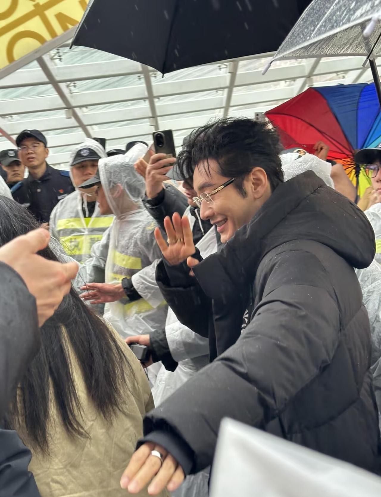 黄晓明到底怎么了？
一身行头现身长沙，暴雨都浇不灭粉丝热情，你敢信？
2月10号