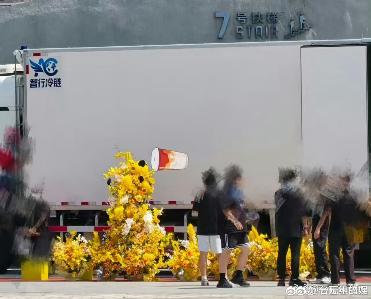 古茗给时团送巨型花束古茗给时团送的花是爆米花🫂太懂粉丝了！以爆米花打造巨型花束