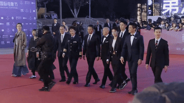 这一排就留不出一个位置给黄景瑜了吗？让黄景瑜一个人走在后面，怎么也不应该让黄景瑜