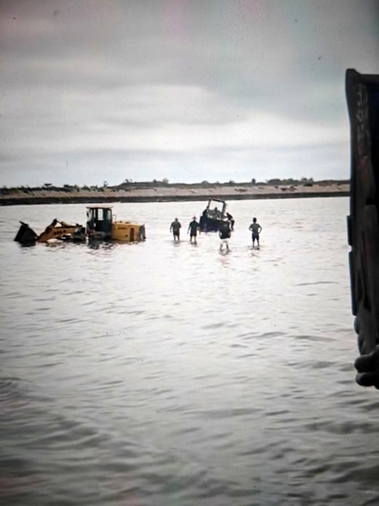 下午在即墨区温泉大坝，海滩像一只看不见的手，死死拽住两台装载机。
为救一辆SUV