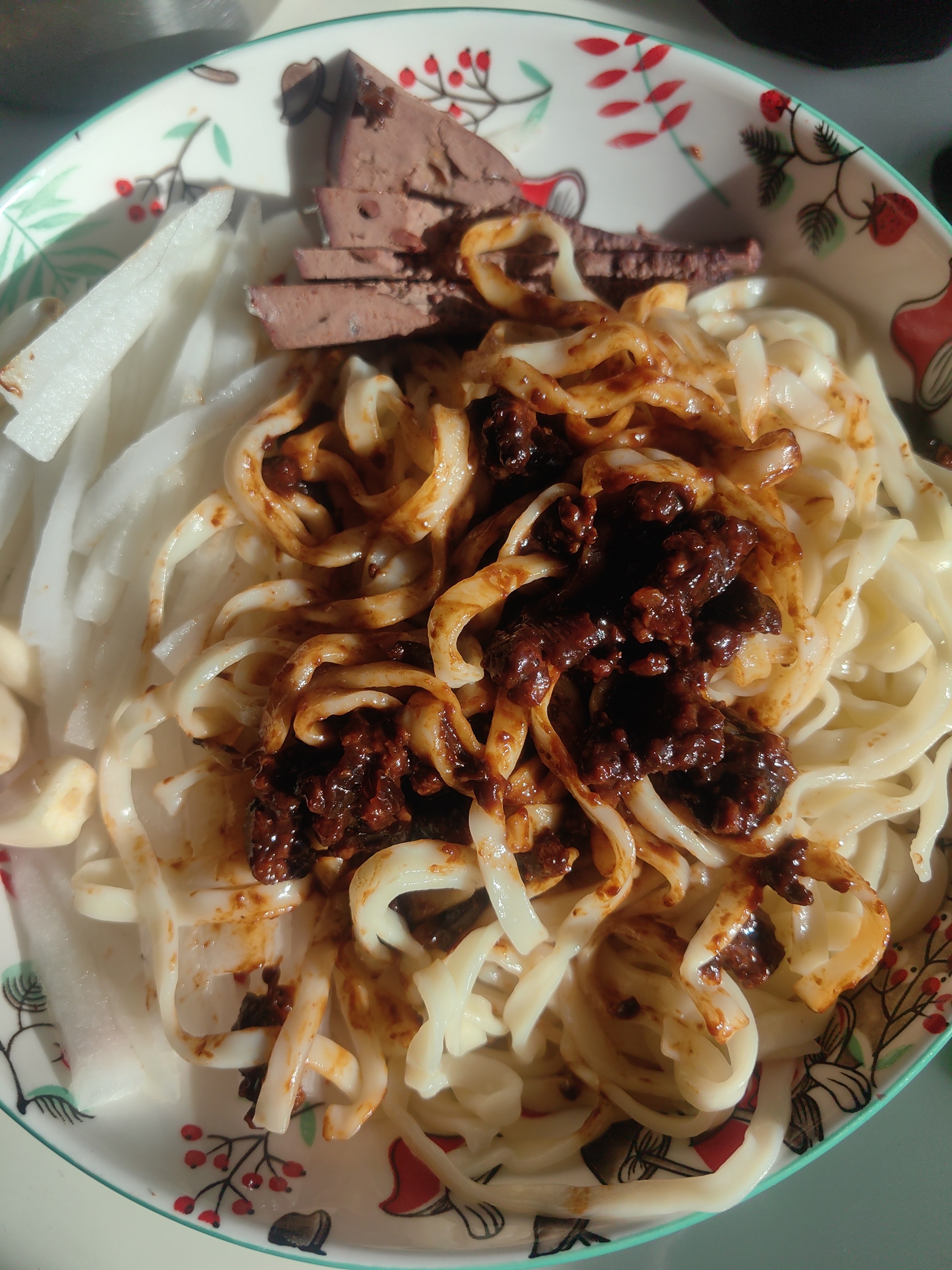 *碎碎念*哇，我炸的酱太香了！半斤肉馅儿，一袋黄酱，洋葱香菇少许，猪油少许，小火