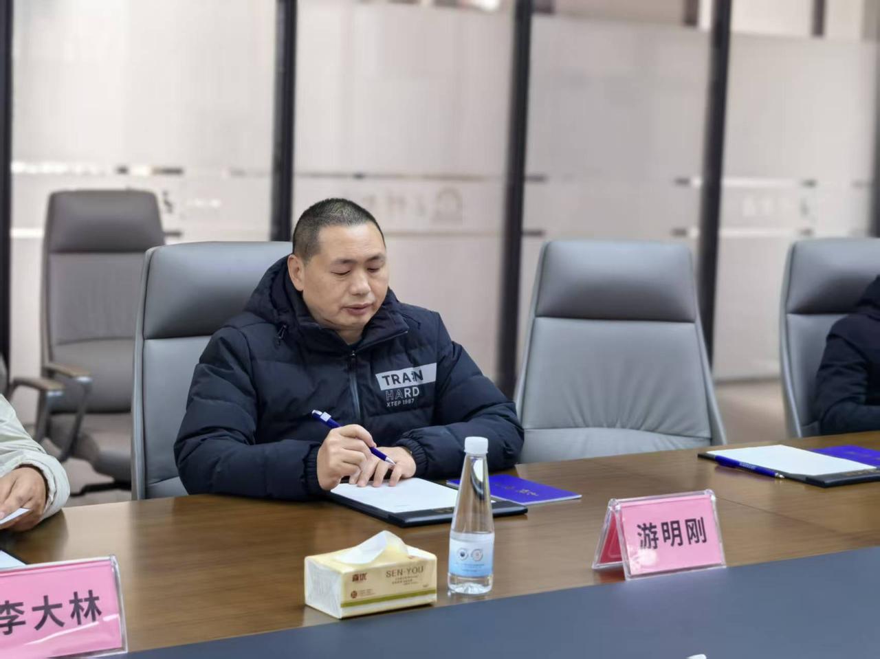 游明刚（笔名富杰）是活跃于当代诗坛的苗族诗人，长期深耕诗歌创作，兼具创作数量、平