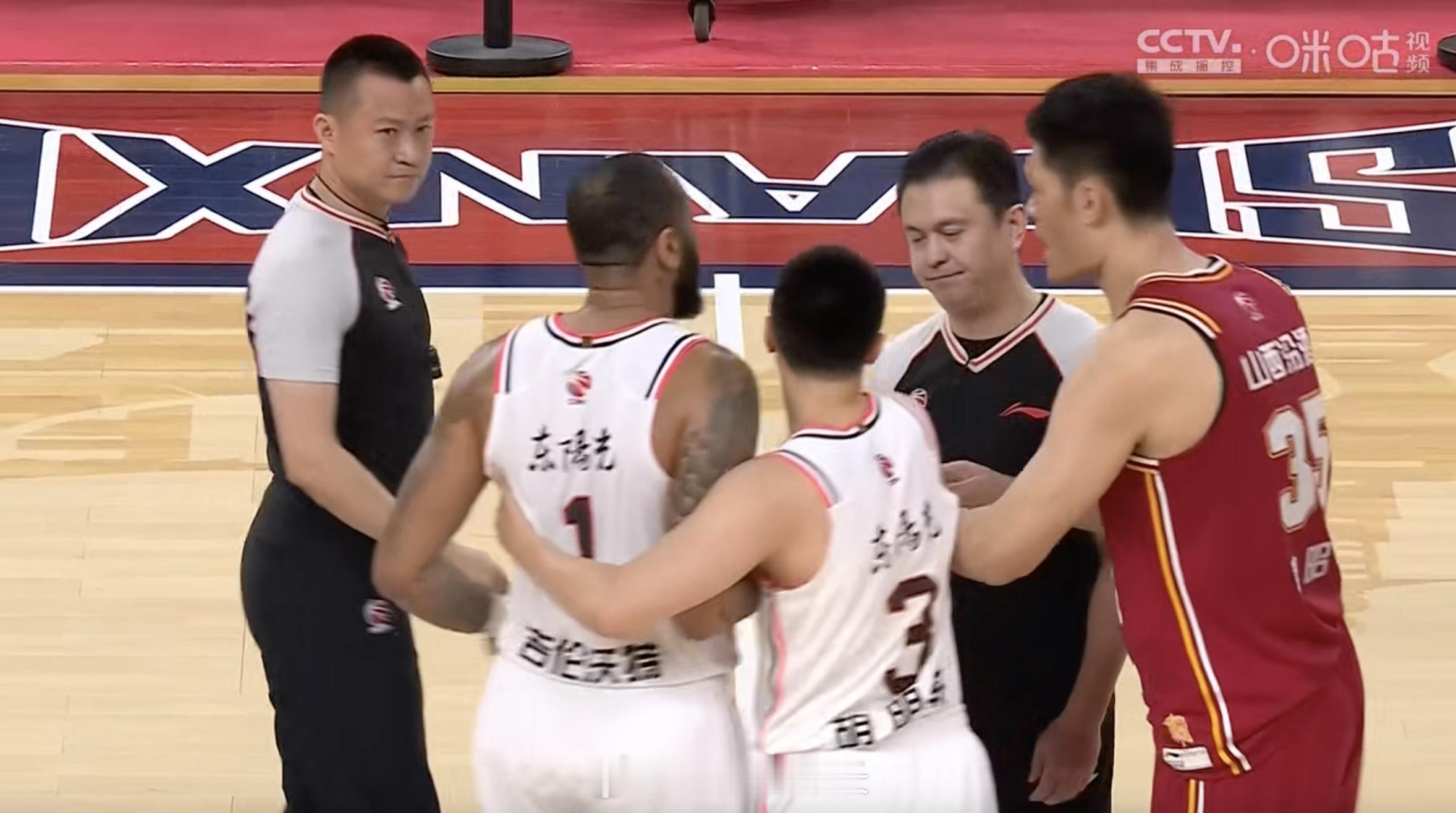 吉伦沃特…… 被两位裁判一人一t。山西男篮vs广东男篮 ​​​