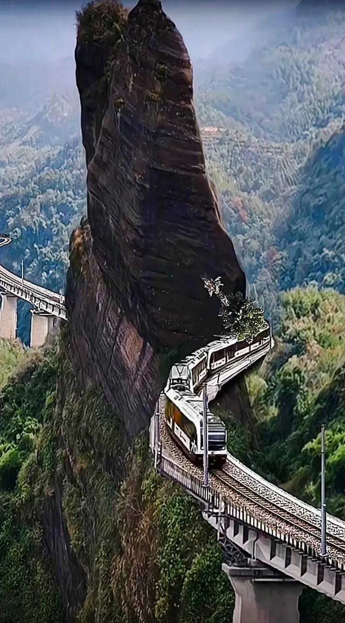 惊险刺激的悬崖列车之旅，带你飞跃绝壁！飞翔每个景区 刺激与美景兼具