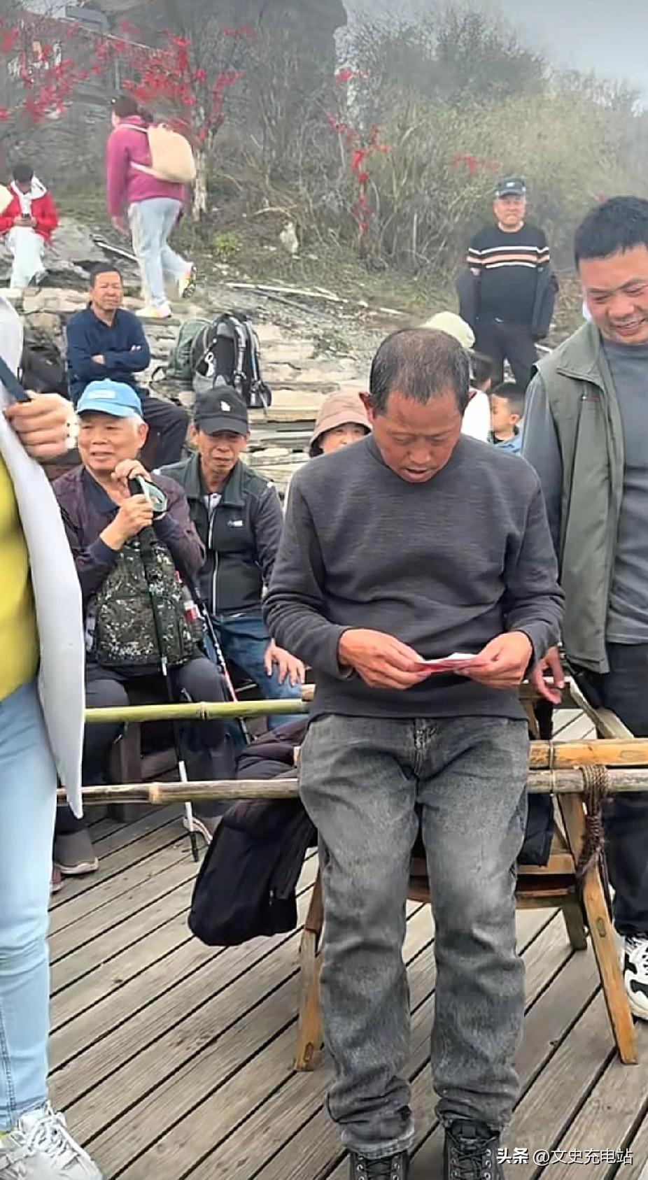 刚被轿夫从山脚抬到山顶的女子，突然做出的一个举动，让轿夫大哥瞬间落泪了。[太阳]