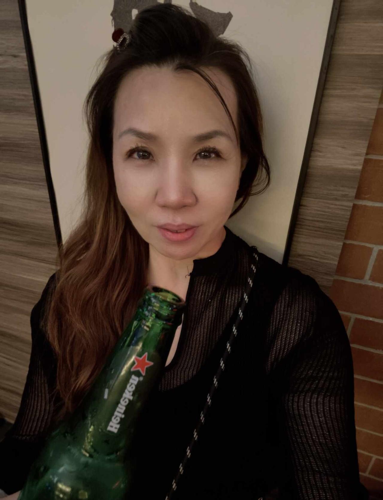 微醺时刻🍻
夜晚的巴淡岛，原来也有这么惬意的中文 Live Band 🎤✨