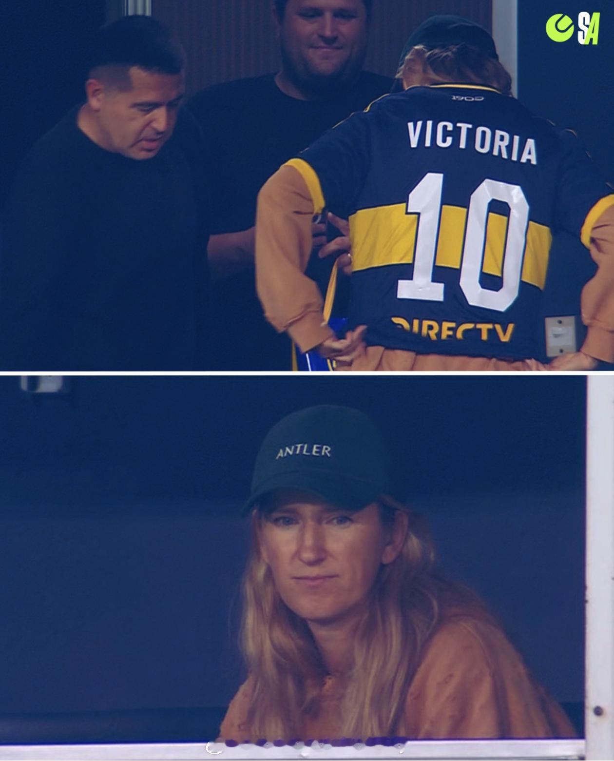 维多利亚-阿扎伦卡观看博卡青年队的比赛，里克尔梅向她赠送了一件球衣🔥网球tal