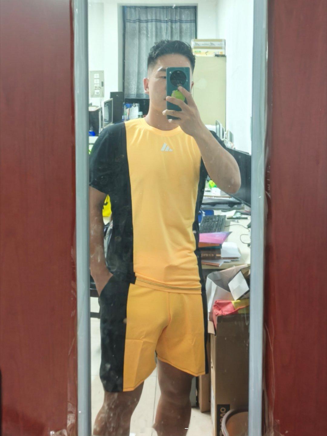 很丑是么？？？我还以为我能撑起这个衣服[黑线]西西帕斯法网款……#网球[超话]#