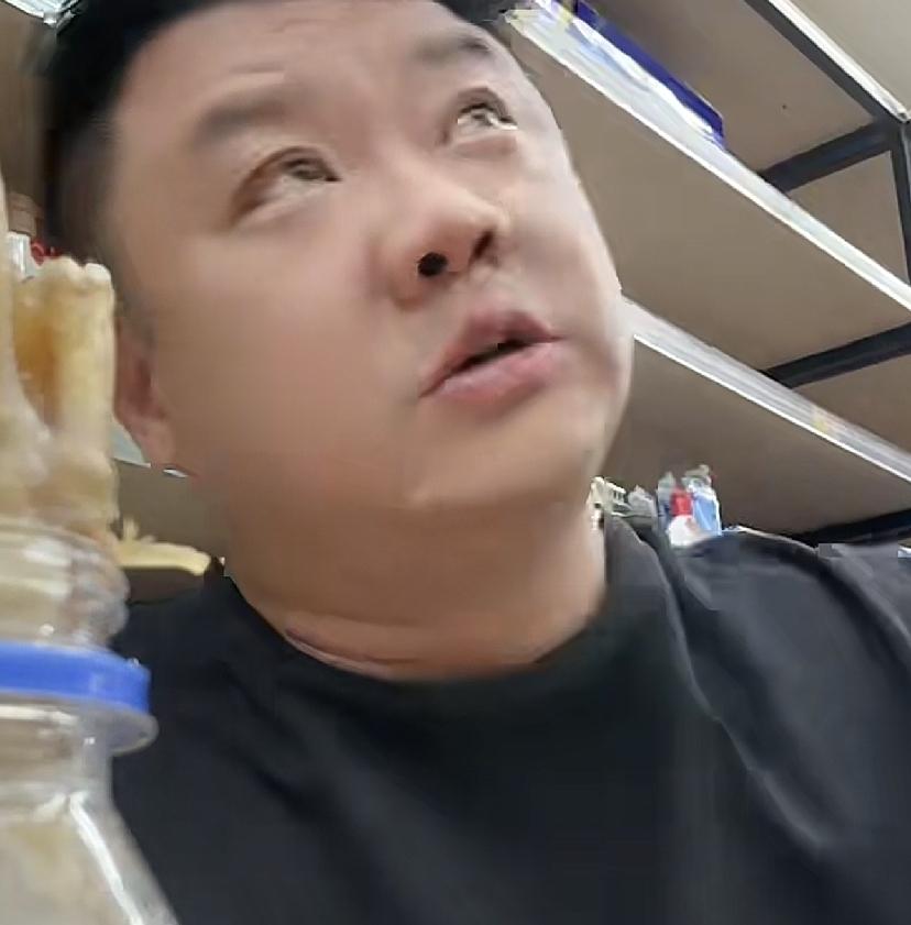 沈先生直播说在地库和曹三姐擦脸而好过
直播间公屏留言炸锅
沈先生的爱人网友猛夸！