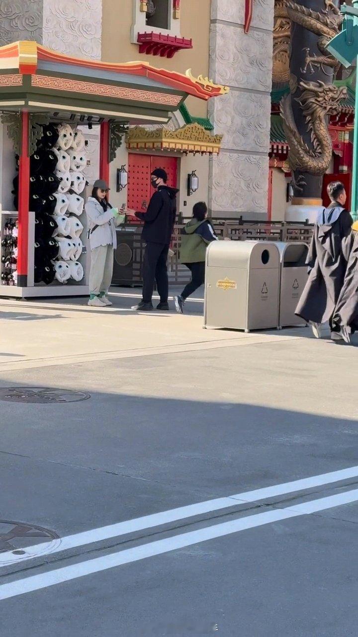 #于小彤和女友同游环球影城##疑似于小彤新恋情# 于小彤和女友同游环球影城，是女
