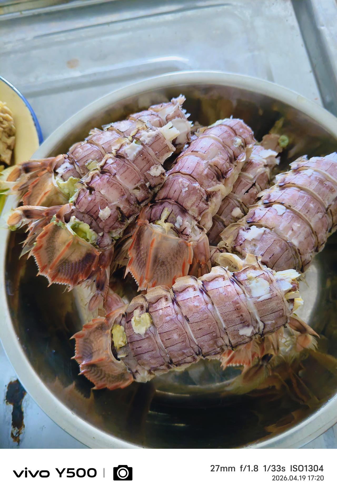 三月不知虾爬味
枉说自己大连人
     吃虾爬子的季节到了，又肥又鲜，虾爬子的