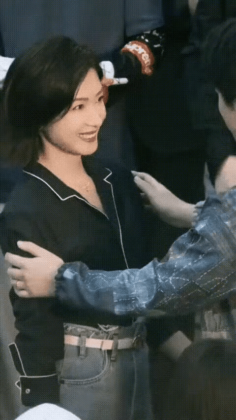 万茜笑起来像个小女孩，天真无邪的样子很治愈。
万茜不笑的时候，
是清冷疏离的气质