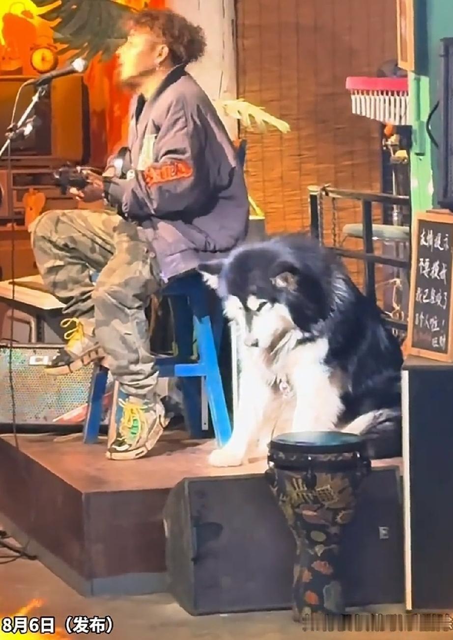 天分这东西真的是与生俱有。
8月6日，男子在云南丽江古城一家小酒馆的台上，一边伴