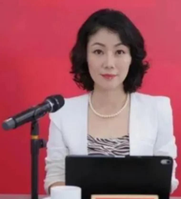 她被称为中国最贵的女秘书！年薪849万，虽已50岁了，还像个少女。这位女秘书就是