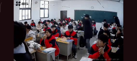 某地一男孩用凳子猛砸同学后脑勺说“一点事都没有”的确定是“工作人员”吗？但凡看过