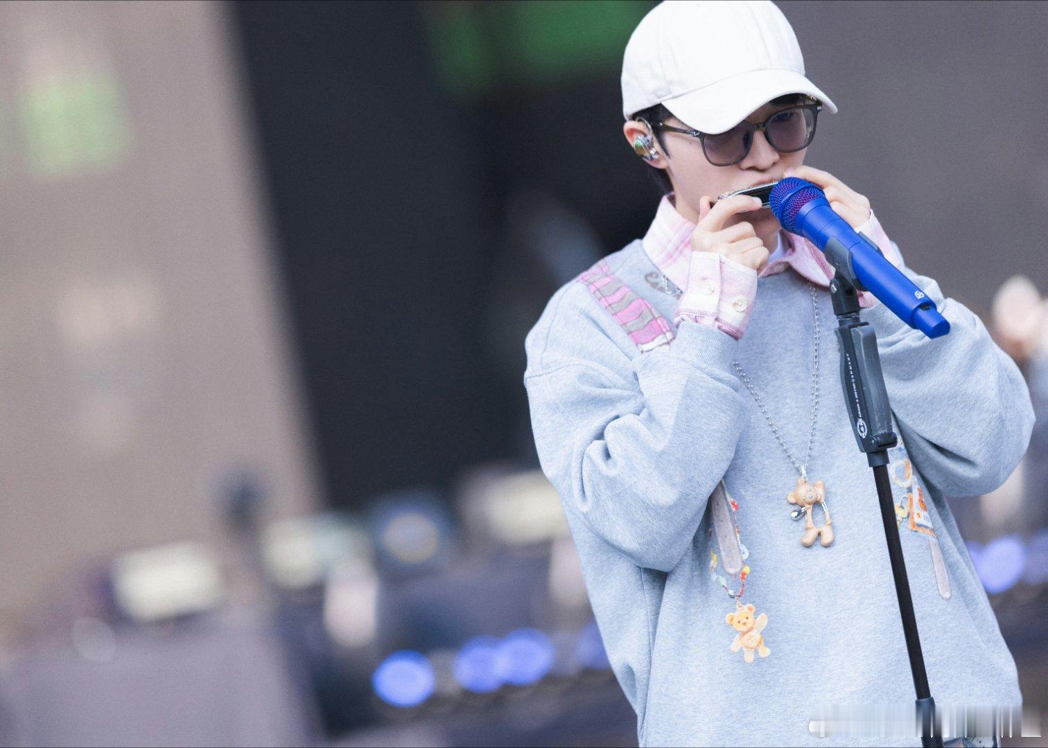 周深 1️⃣腾讯音乐由你榜🥰周深的聊聊 好想能和你，聊聊宇宙和天空，聊飞鸟和鲸