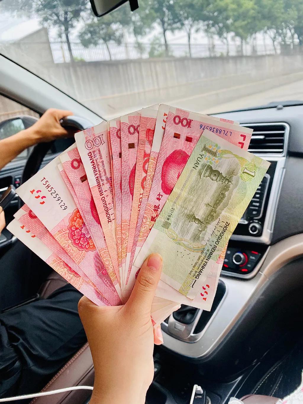银行工作人员说，

聪明的人，

又开始用现金支付了。

因为，现金支付，

这