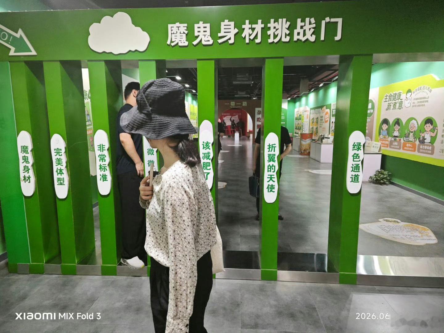 陕西人顿顿吃面条，天天高碳水，但是也不胖，因为他们在城市的街头，设立了这样的魔鬼