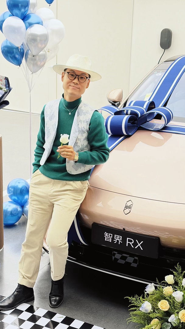 第一次选择这么大胆的颜色智界RX 提车，星玫粉是我的。现场还看到银色和紫色，都好