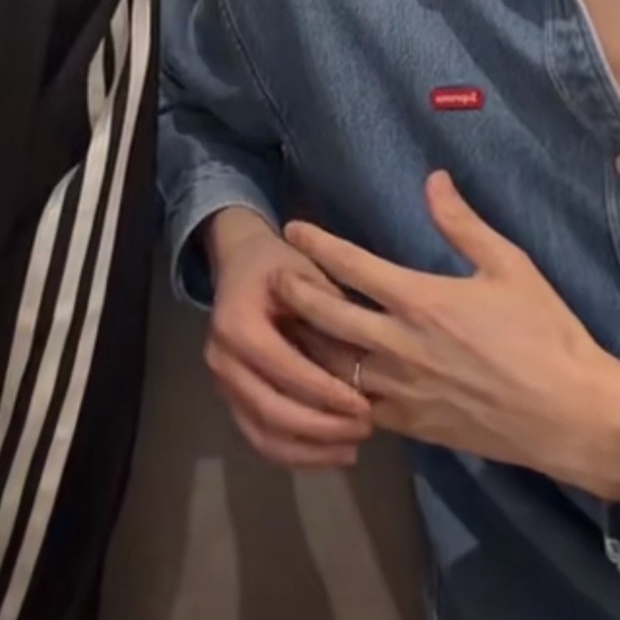 妹纸把戒指戴到无名指还一直转什么意思🤔 