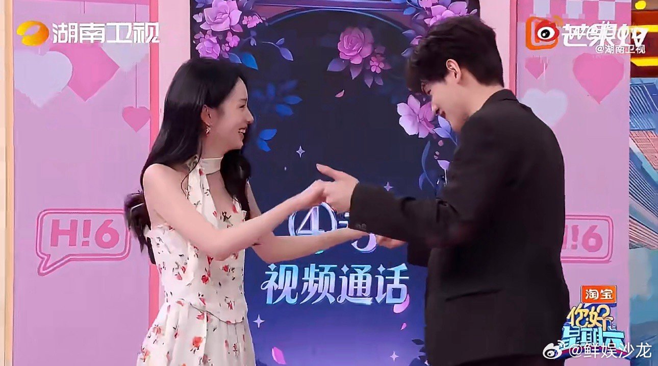 谁懂啊！一唱一跳氛围感拉满，嘴角根本压不下来～周也翟潇闻同框对我眼睛很好周也翟潇