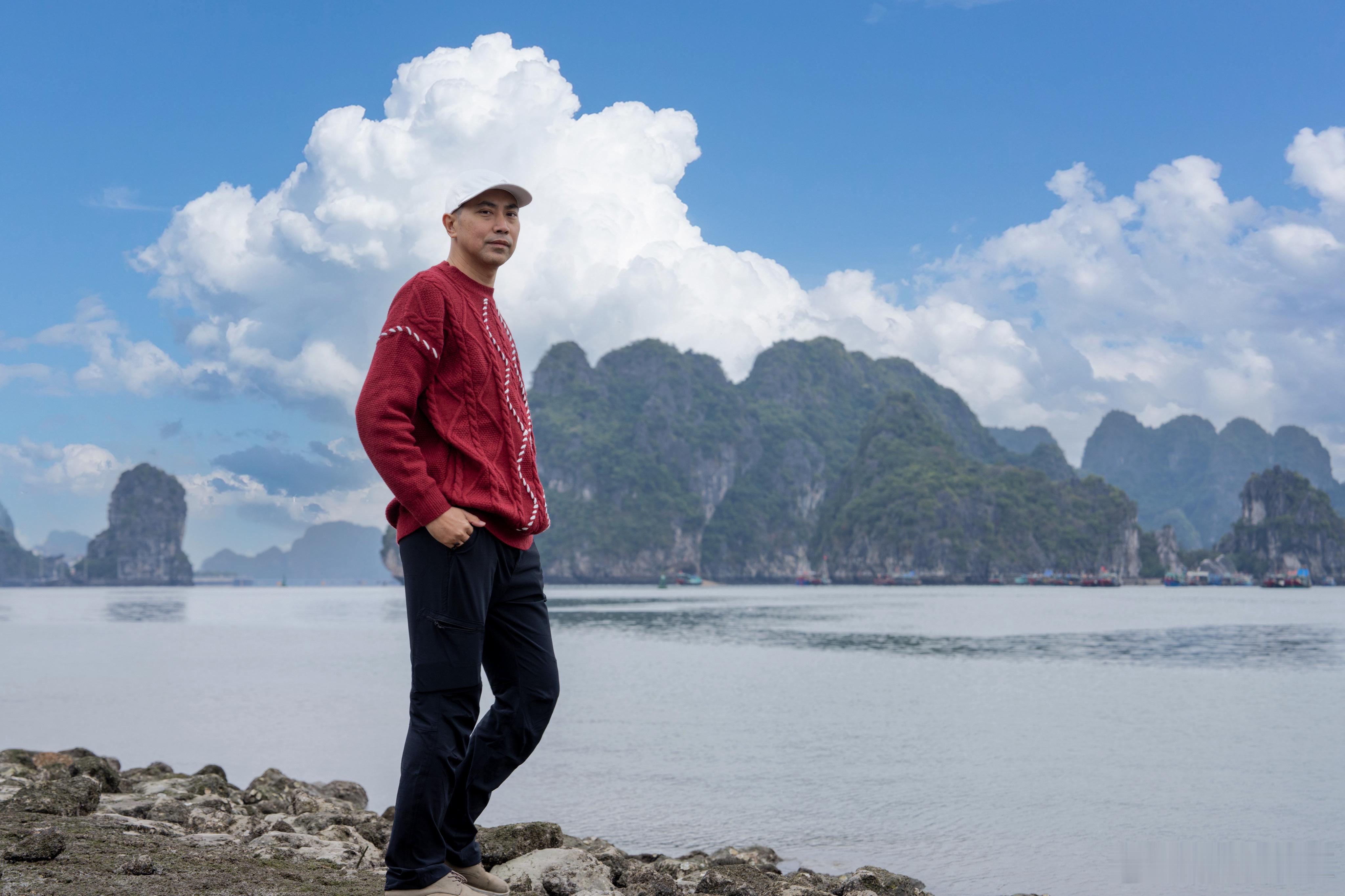 #不止旅行# 说到越南的山光水色，下龙湾肯定名列前矛。这次我们乘坐招商伊敦邮轮，