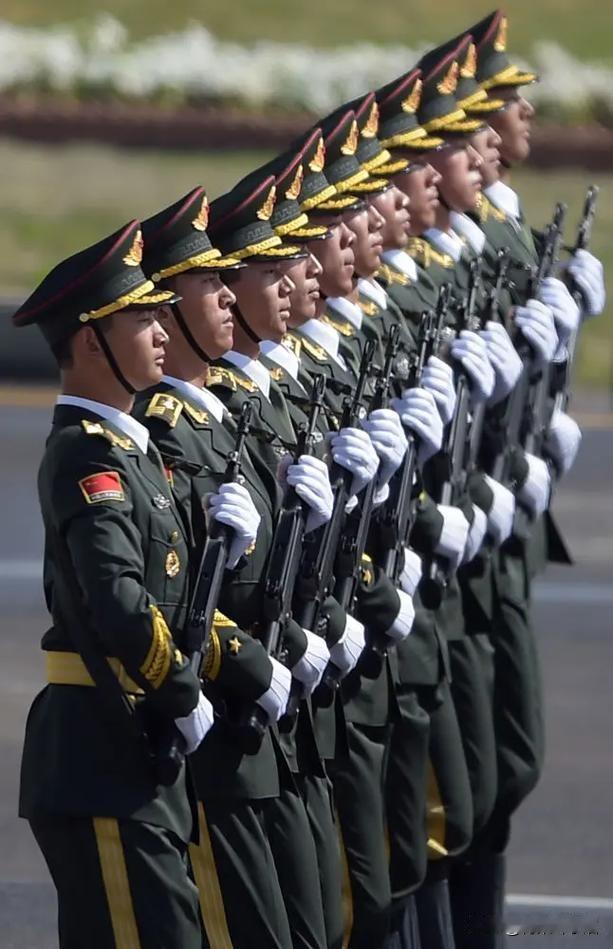 我眼里的兵哥哥，是晨光里第一个立正的身影，是烈日下被汗水浸透却纹丝不动的脊梁。