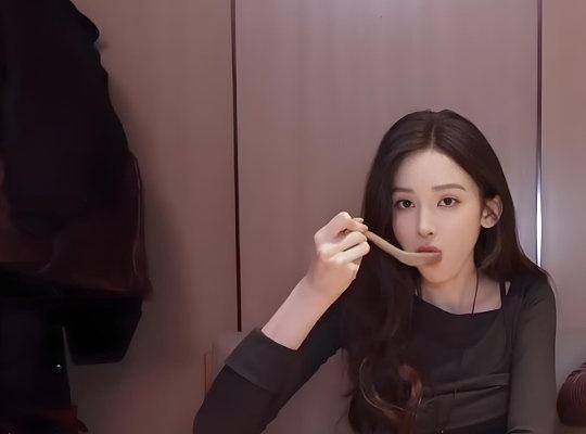 娜扎连吃东西都那么美都说好看的人连干饭都自带氛围感，娜扎真的印证了这句话。不用华