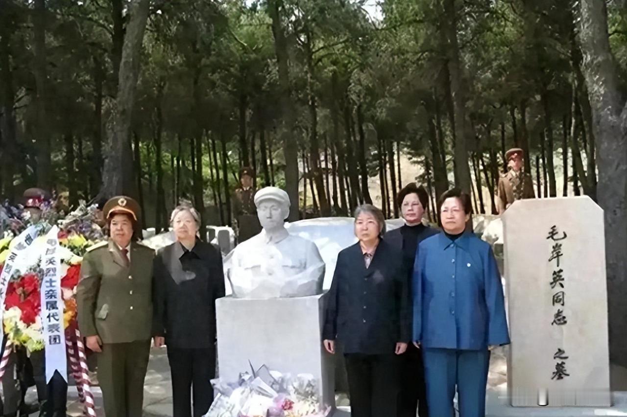 四朵金花同框！2006年毛主席纪念堂前的红色家风
2006年9月9日，毛主席纪念