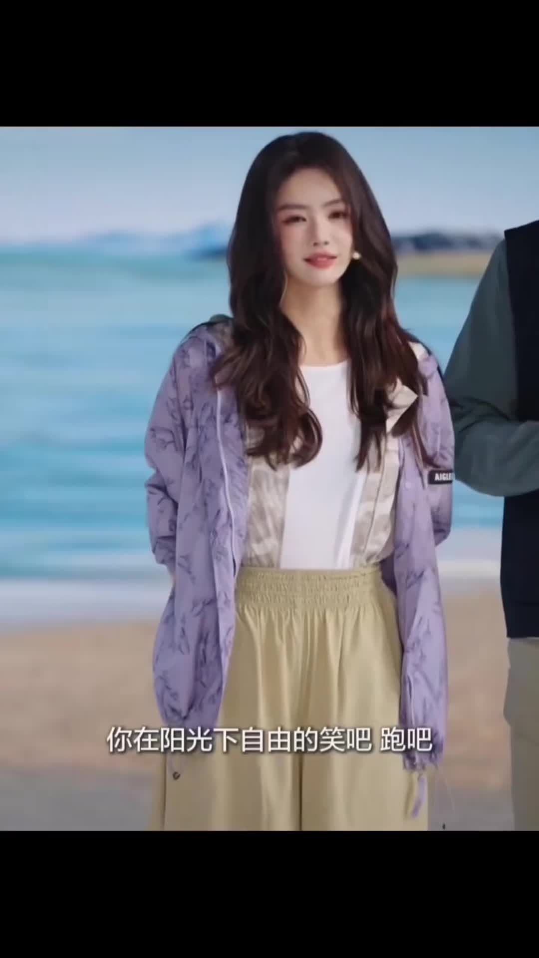 蔡文静直播间好美 在zb间种草了蔡文静上身的这件紫色印花防晒夹克！很有...