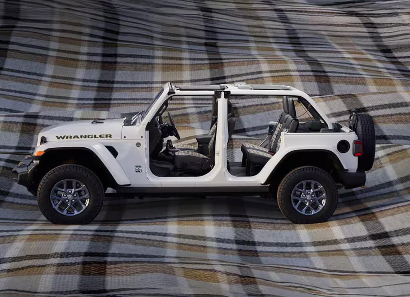 Jeep牧马人85周年纪念版官图发布，基于牧马人四门版开发，在外观和内饰加入专制