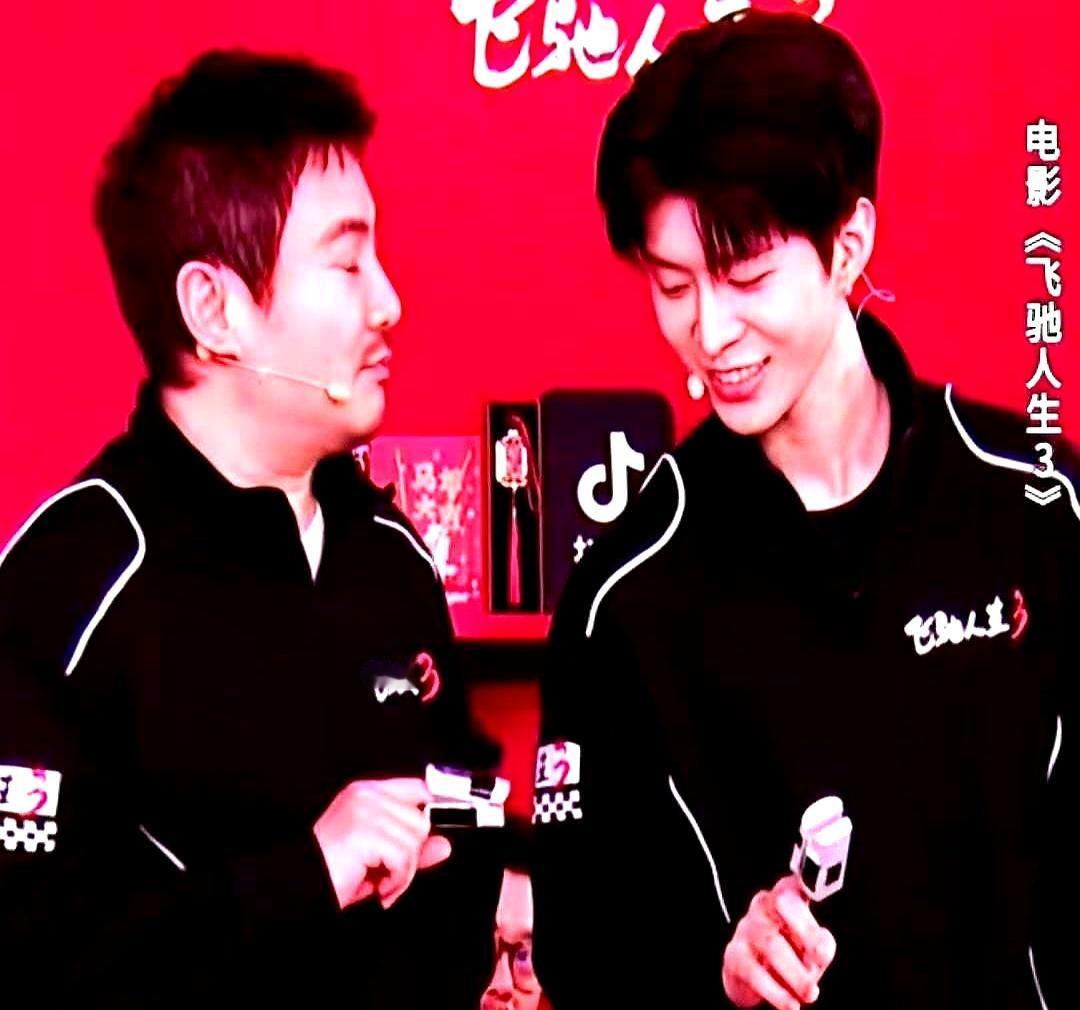 帮沈腾拿下33亿票房，范丞丞换来一句：第四部没你。
 

直播现场，范丞丞开玩笑