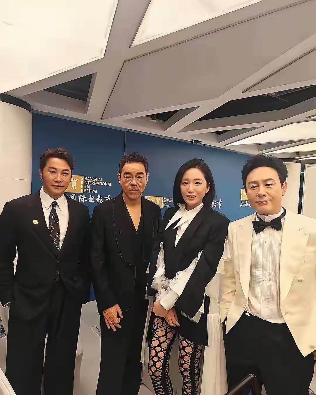 4星同框：

我只认出了西装革履、面色偏黑、目光沉和的港星谭耀文，还有目光低垂、
