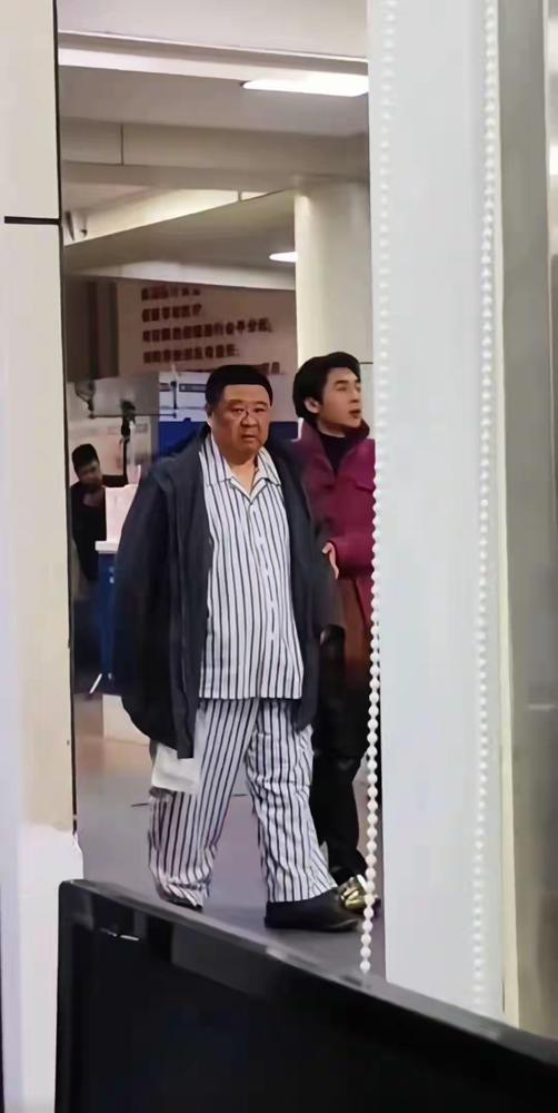 46岁陈冠希抱女儿，被嘲像爷爷抱孙女。
 
头发花白，一脸沟壑，皮肤晒得又黑又干