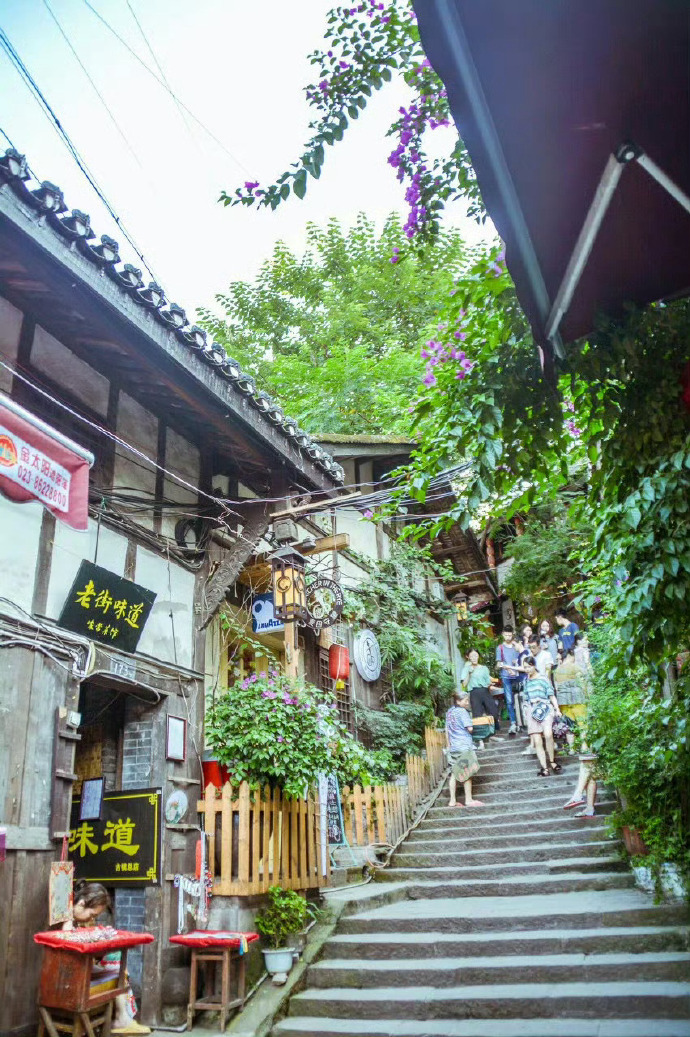 来重庆旅行刚好撞上连日高温，走在路上热浪扑面而来，本来做好全程暴晒的准备，没想到