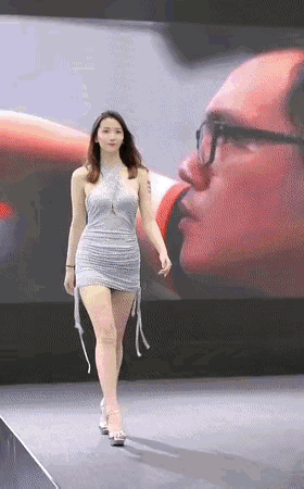 小姐姐，是想到了什么开心的事情了吗？