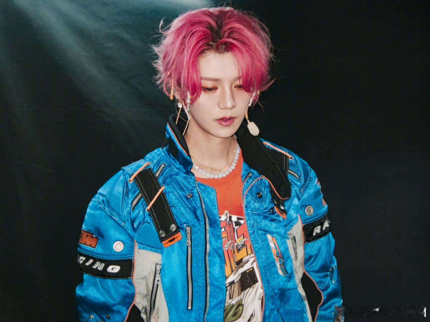 鹿晗连射中两枪高瀚宇鹿晗决战枪王之巅哈哈哈哈哈 很多人觉得精彩，更多是因为三人比