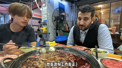 外国友人街头投喂成都骑手谁看了老王和外卖小哥一起吃火锅不被这份温暖的氛围感染到！