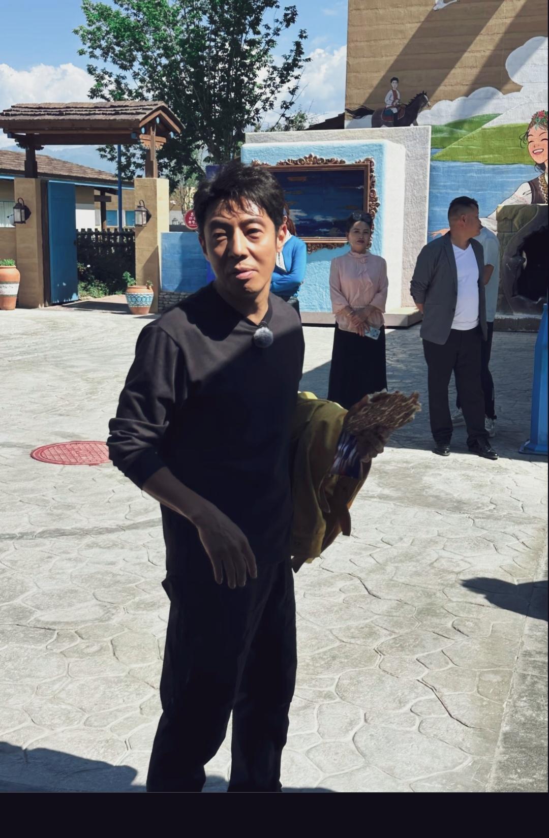 撒贝宁新疆行，又黑又瘦，面带憔悴。时光飞逝，感觉撒贝宁也老了不少！