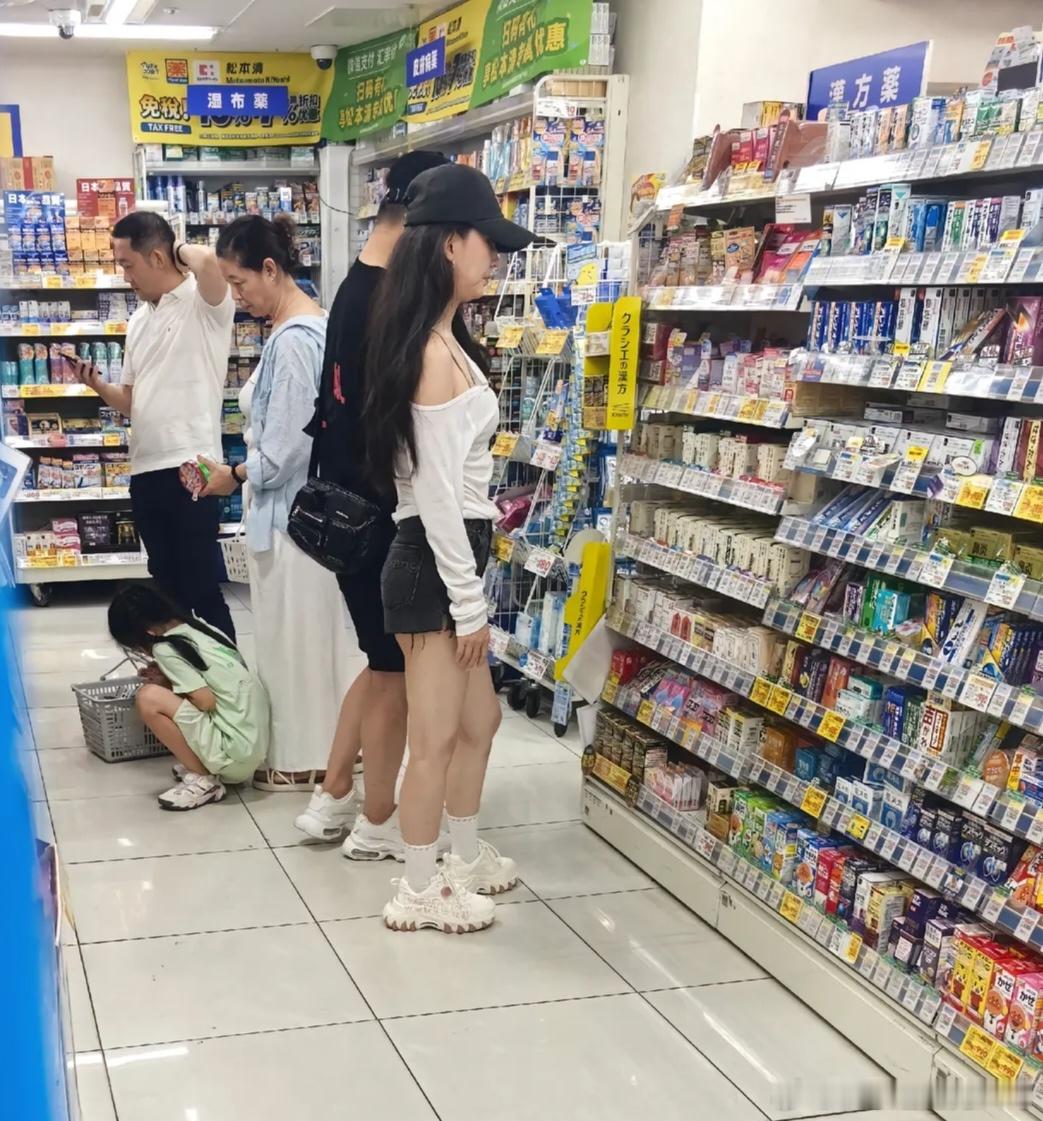 日本偶遇汪峰森林北汪峰森林北日本度假 汪峰带着女友去日本了，森林北穿露肩装皮肤白