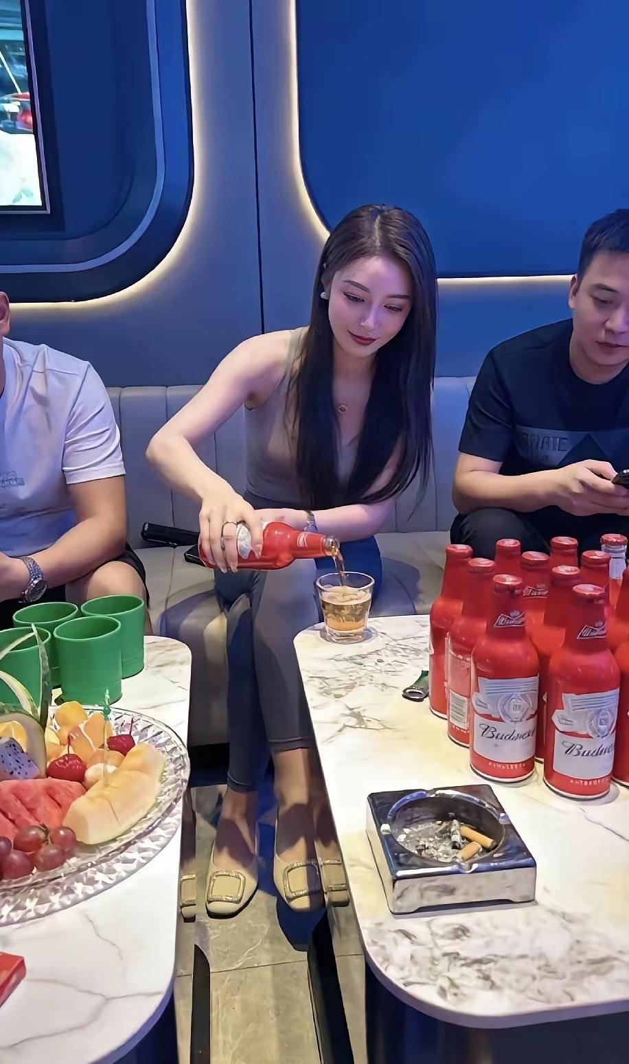 莫非就是开一个KTV包间，让异性的朋友来陪酒陪唱的活动？