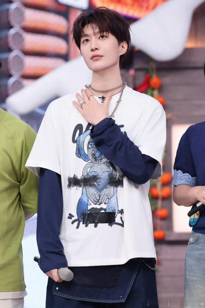 范丞丞你是会帮忙的我不行了 好会捣乱的范丞丞！哈哈哈哈 依旧添如乱你好星期六