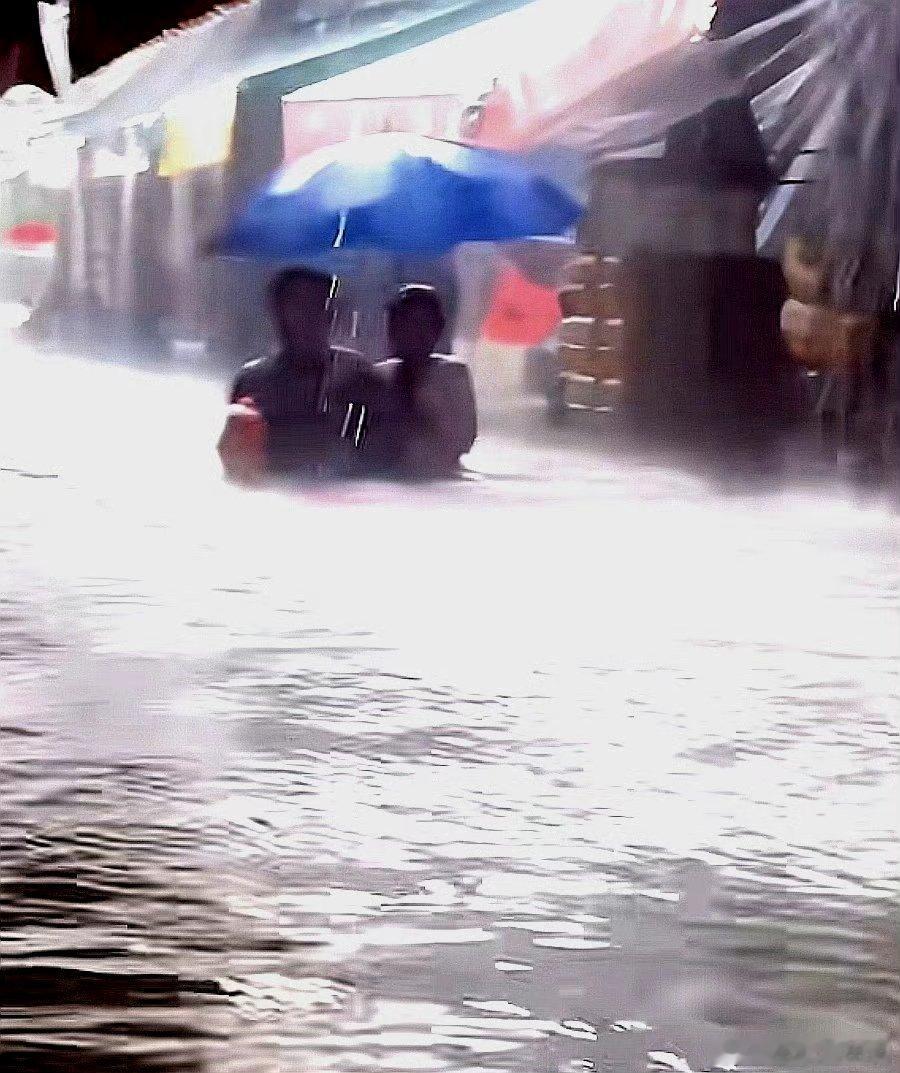 雨中前行 