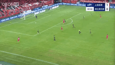 演都不演了?无人防守！王燊超世界波破门，上海海港2-0浙江队。
火线复出！莱昂纳