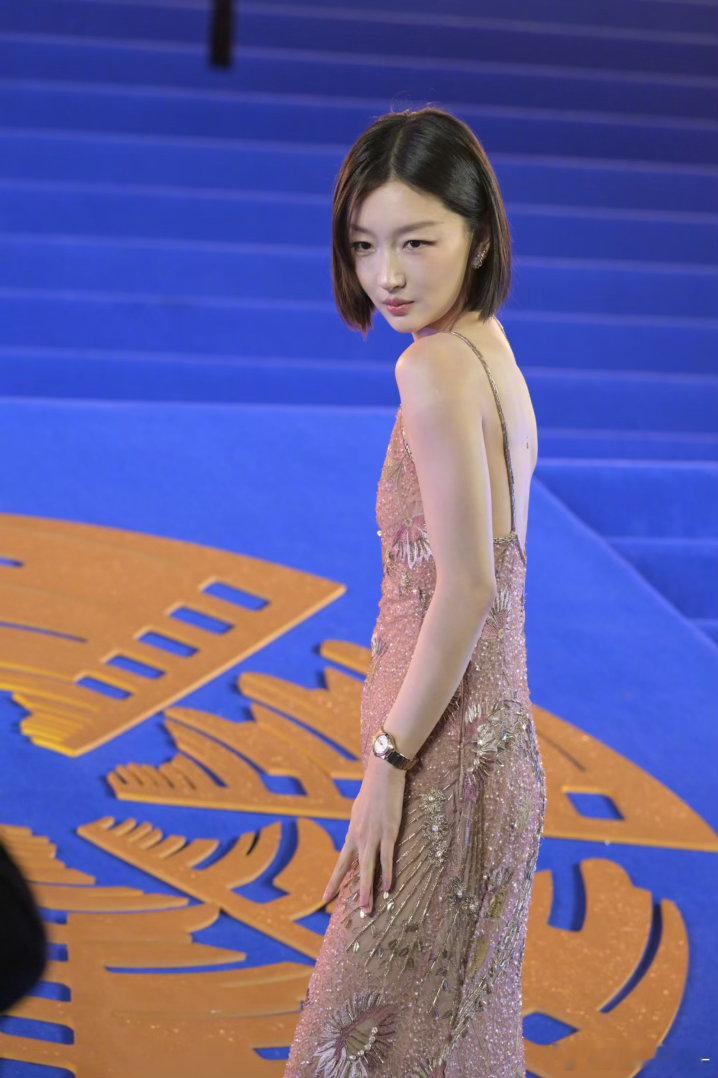 周冬雨短发好萌 她说想推广城市风光的时候，眼神里有光。不是场面话，是真的觉得这件