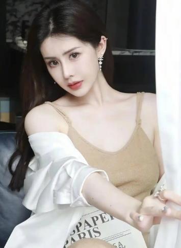 韦雪新男友首曝光 “捞姐”界扛把子韦雪和新男友参加活动的照片被公布，韦雪挽着新男