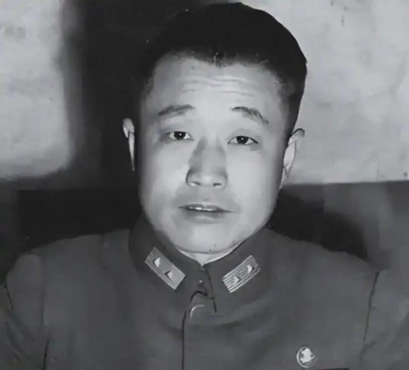 1947年，国军少校被俘，连长正要审问，国军少校却说：“你的级别太低，不用知道太