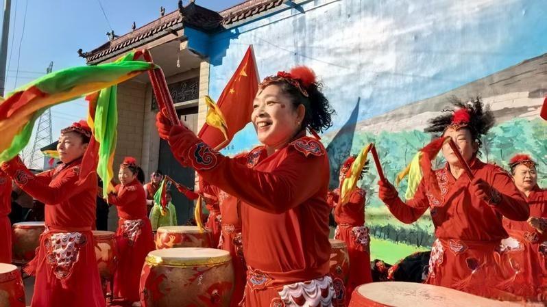 河南吴营村因一幅天安门墙体画爆火，新年第一天进村车辆排长队，周边道路拥堵。元旦假